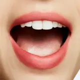 MAC Cosmetics Powder Kiss Lipstick - Матовая помада, 3 г, оттенок Sheer Outrage — фото 3