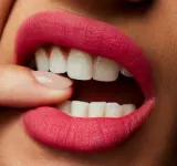 MAC Cosmetics Powder Kiss Lipstick - Матовая помада, 3 г, оттенок Fall in Love — фото 3