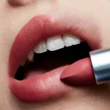 MAC Cosmetics Powder Kiss Lipstick - Матовая помада, 3 г, оттенок Little Tamed — фото 4