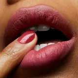 MAC Cosmetics Powder Kiss Lipstick - Матовая помада, 3 г, оттенок Little Tamed — фото 5
