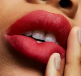 MAC Cosmetics Powder Kiss Lipstick - Матовая помада, 3 г, оттенок Lasting Passion — фото 5