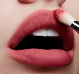 MAC Cosmetics Powder Kiss Lipstick - Матовая помада, 3 г, оттенок Stay Curious — фото 4