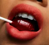 MAC Cosmetics Powder Kiss Lipstick - Матовая помада, 3 г, оттенок Style Shocked! — фото 3