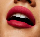 MAC Cosmetics Powder Kiss Lipstick - Матовая помада, 3 г, оттенок Shocking Revelation — фото 3