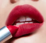 MAC Cosmetics Powder Kiss Lipstick - Матовая помада, 3 г, оттенок Shocking Revelation — фото 4