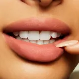MAC Cosmetics Powder Kiss Liquid Lipcolour - Матовая жидкая помада, 5 мл, оттенок Date-Maker — фото 4