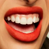 MAC Cosmetics Powder Kiss Liquid Lipcolour - Матовая жидкая помада, 5 мл, оттенок Resort Season — фото 4
