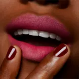 MAC Cosmetics Powder Kiss Liquid Lipcolour - Матовая жидкая помада, 5 мл, оттенок Billion $ Smile — фото 2