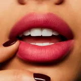 MAC Cosmetics Powder Kiss Liquid Lipcolour - Матовая жидкая помада, 5 мл, оттенок Billion $ Smile — фото 4