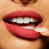 MAC Cosmetics Powder Kiss Liquid Lipcolour - Матовая жидкая помада, 5 мл, оттенок A Little Tamed — фото 4