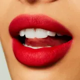 MAC Cosmetics Powder Kiss Liquid Lipcolour - Матовая жидкая помада, 5 мл, оттенок M·A·Csmash — фото 4