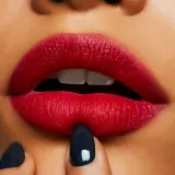 MAC Cosmetics Powder Kiss Liquid Lipcolour - Матовая жидкая помада, 5 мл, оттенок Haute Pants — фото 4