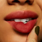 MAC Cosmetics Powder Kiss Liquid Lipcolour - Матовая жидкая помада, 5 мл, оттенок Marrakesh-Mere — фото 4