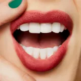MAC Cosmetics Powder Kiss Liquid Lipcolour - Матовая жидкая помада, 5 мл, оттенок Fashion Emergency — фото 3