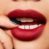MAC Cosmetics Powder Kiss Liquid Lipcolour - Матовая жидкая помада, 5 мл, оттенок Make Love to the Camera — фото 3