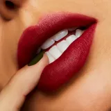 MAC Cosmetics Powder Kiss Liquid Lipcolour - Матовая жидкая помада, 5 мл, оттенок Make Love to the Camera — фото 4