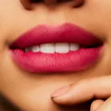 MAC Cosmetics Powder Kiss Liquid Lipcolour - Матовая жидкая помада, 5 мл, оттенок Make it Fashun! — фото 4