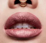 MAC Cosmetics Retro Matte Liquid Lipcolour - Матовая жидкая помада, 5 мл, оттенок Gemz & Roses — фото 4
