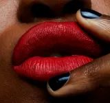 MAC Cosmetics Retro Matte Liquid Lipcolour - Матовая жидкая помада, 5 мл, оттенок Fashion Legacy — фото 3