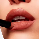 MAC Cosmetics Powder Kiss Velvet Blur Slim Stick - Матовая увлажняющая помада, 2 г, оттенок Spice World — фото 4