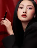 MAC Cosmetics Powder Kiss Velvet Blur Slim Stick - Матовая увлажняющая помада, 2 г, оттенок Spice World — фото 6