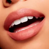MAC Cosmetics Powder Kiss Velvet Blur Slim Stick - Матовая увлажняющая помада, 2 г, оттенок Over the Taupe — фото 3