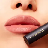 MAC Cosmetics Powder Kiss Velvet Blur Slim Stick - Матовая увлажняющая помада, 2 г, оттенок Over the Taupe — фото 4