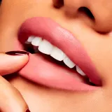 MAC Cosmetics Powder Kiss Velvet Blur Slim Stick - Матовая увлажняющая помада, 2 г, оттенок Peppery Pink — фото 3