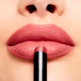 MAC Cosmetics Powder Kiss Velvet Blur Slim Stick - Матовая увлажняющая помада, 2 г, оттенок Peppery Pink — фото 4