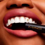 MAC Cosmetics Powder Kiss Velvet Blur Slim Stick - Матовая увлажняющая помада, 2 г, оттенок Peppery Pink — фото 5