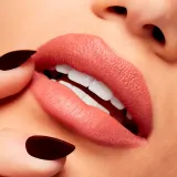 MAC Cosmetics Powder Kiss Velvet Blur Slim Stick - Матовая увлажняющая помада, 2 г, оттенок Mull It Over — фото 3