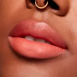 MAC Cosmetics Powder Kiss Velvet Blur Slim Stick - Матовая увлажняющая помада, 2 г, оттенок Mull It Over — фото 5