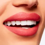 MAC Cosmetics Powder Kiss Velvet Blur Slim Stick - Матовая увлажняющая помада, 2 г, оттенок Sheer Outrage — фото 3