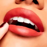 MAC Cosmetics Powder Kiss Velvet Blur Slim Stick - Матовая увлажняющая помада, 2 г, оттенок Devoted To Chili — фото 3