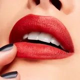 MAC Cosmetics Powder Kiss Velvet Blur Slim Stick - Матовая увлажняющая помада, 2 г, оттенок Devoted To Chili — фото 5