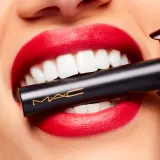 MAC Cosmetics Powder Kiss Velvet Blur Slim Stick - Матовая увлажняющая помада, 2 г, оттенок Ruby New — фото 3