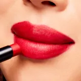 MAC Cosmetics Powder Kiss Velvet Blur Slim Stick - Матовая увлажняющая помада, 2 г, оттенок Ruby New — фото 4