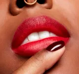 MAC Cosmetics Powder Kiss Velvet Blur Slim Stick - Матовая увлажняющая помада, 2 г, оттенок Ruby New — фото 5