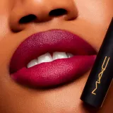 MAC Cosmetics Powder Kiss Velvet Blur Slim Stick - Матовая увлажняющая помада, 2 г, оттенок Wild Rebel — фото 4