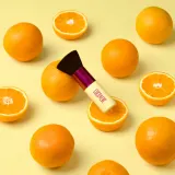 Coco & Eve Sunny Honey Deluxe Vegan Kabuki Brush - Кисть кабуки для тела и лица, 1 шт — фото 2
