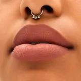 MAC Cosmetics Locked Kiss 24h Lipstick - Трендовая помада с матовым эффектом, 1.8 г, оттенок Mischief — фото 4