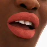 MAC Cosmetics Locked Kiss 24h Lipstick - Трендовая помада с матовым эффектом, 1.8 г, оттенок Mull It Over & Over — фото 3