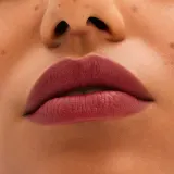 MAC Cosmetics Locked Kiss 24h Lipstick - Трендовая помада с матовым эффектом, 1.8 г, оттенок Coy — фото 4