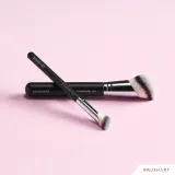 BrushArt Professional B11 Angled foundation brush - Кисть для макияжа B11, 1 шт — фото 4