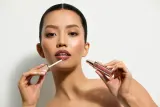 SOSU Cosmetics Satin Lip Glaze - Увлажняющий блеск для губ, 6 мл, оттенок Birthday Suit — фото 3
