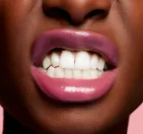 MAC Cosmetics Rethink Pink Lustreglass Lipstick - Блестящая помада, 3 г, оттенок No Photos — фото 3