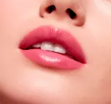 MAC Cosmetics Rethink Pink Lustreglass Lipstick - Блестящая помада, 3 г, оттенок No Photos — фото 4
