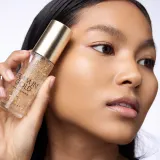 Catrice Glam In Gold Hydrating Primer - Увлажняющая база под макияж с 24-каратным золотом, 30 мл, оттенок 010 Oh My Goldness — фото 4