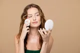 Пуховка для макияжа EcoTools Sea Gems Pearl Puff + Case с футляром, 1 шт — фото 3