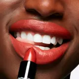 MAC Cosmetics Chili's Crew Lustreglass Lipstick - Увлажняющая блестящая помада, 3 г, оттенок Chili Popper — фото 3